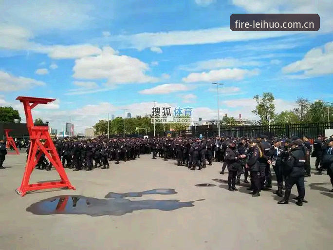 世界杯安保新动向：仅三名英国警员赴美引发球迷热议，雷火电竞平台观赛体验成焦点